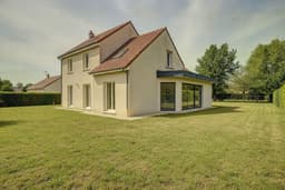 La même maison avec une extension de plain-pied vitrée à toit plat, rendu InSito