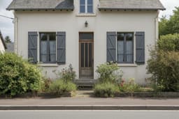 La même façade après ravalement en enduit lisse blanc cassé, volets anthracite, rendu InSito